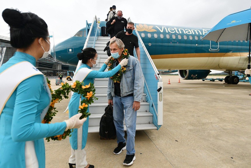 Chuyến bay đầu tiên chở du khách quốc tế đến Việt Nam trong chương trình thí điểm đón du khách quốc tế do Vietnam Airlines thực hiện hôm 17/11/2021 đưa khách từ Hàn Quốc tới Đà Nẵng.