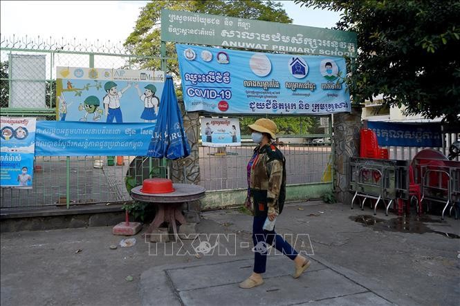Người dân đeo khẩu trang phòng lây nhiễm COVID-19 tại Phnom Penh, Campuchia. Ảnh tư liệu: AFP/TTXVN 