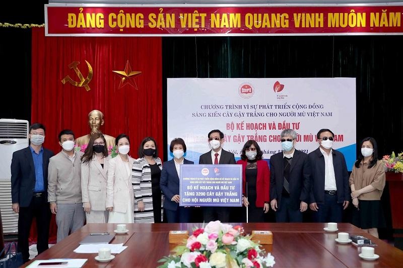 Thứ trưởng Bộ Kế hoạch và Đầu tư Nguyễn Thị Bích Ngọc trao tặng 3.200 cây gậy trắng cho Hội người mù Việt Nam (Ảnh: Đức Trung)
