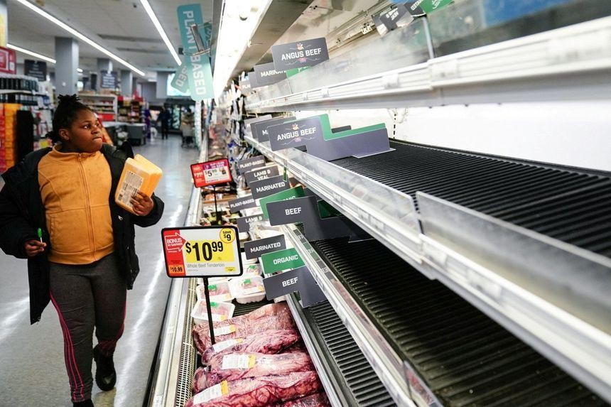 Khoang bán thịt hết hàng ở một siêu thị tại Miami, bang Florida, Mỹ. Ảnh: Getty Images.