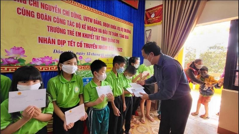 Đoàn công tác của Bộ Kế hoạch và Đầu tư trao học bổng cho học sinh của tỉnh Quảng Trị