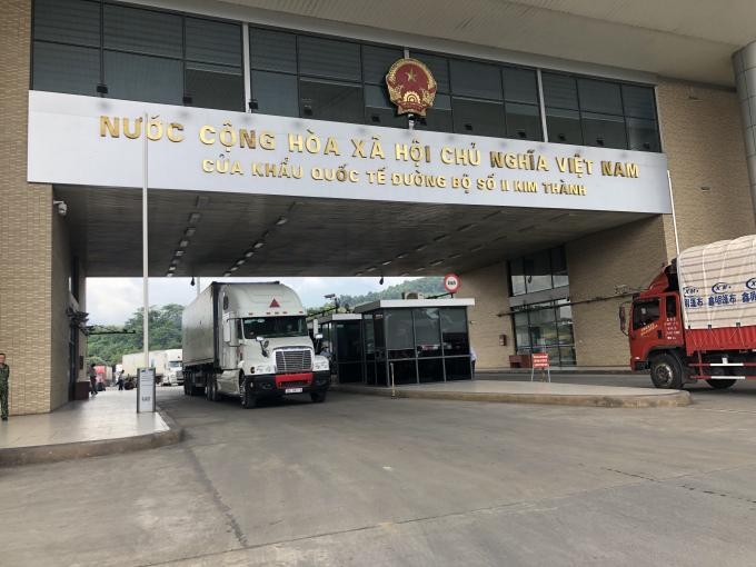 Lào Cai đã thông báo tạm dừng tiếp nhận xe chở trái cây tươi đến cửa khẩu quốc tế đường bộ số II Kim Thành để xuất khẩu.