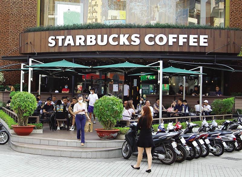 Cửa hàng Starbucks đang thu hút khá đông khách hàng. Ảnh: Lê Toàn