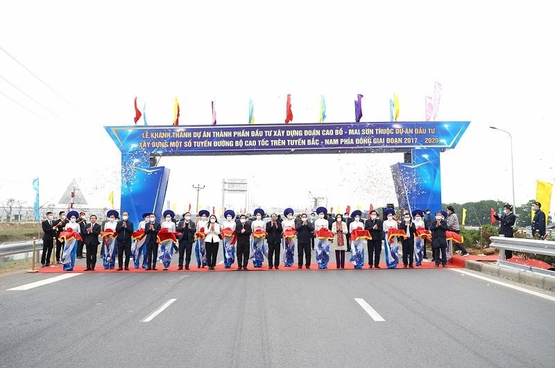 Thủ tướng Phạm Minh Chính và các đại biểu thực hiện nghi thức cắt băng khánh thành Dự án. 