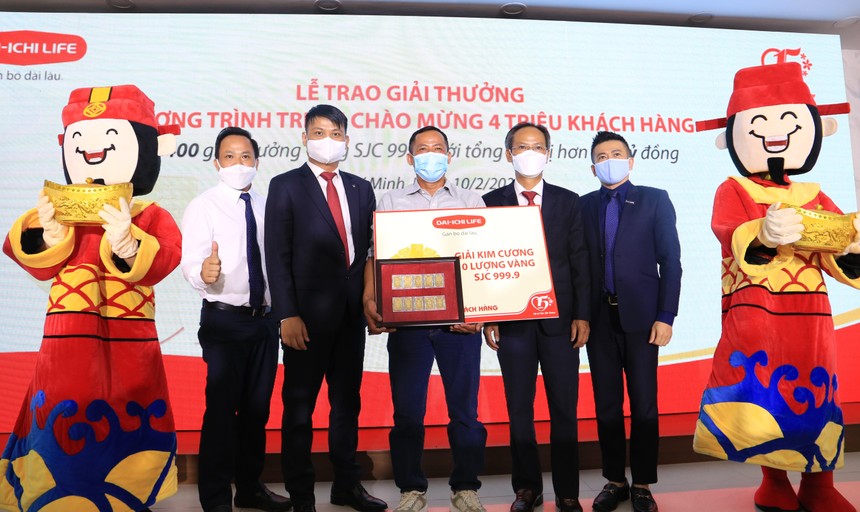 Ông Nguyễn Phi Long (giữa), Khách hàng thứ 4 triệu của Dai-ichi Life Việt Nam, nhận giải Kim cương – 10 lượng Vàng SJC999.9 của Chương trình tri ân Chào mừng 4 triệu Khách hàng.