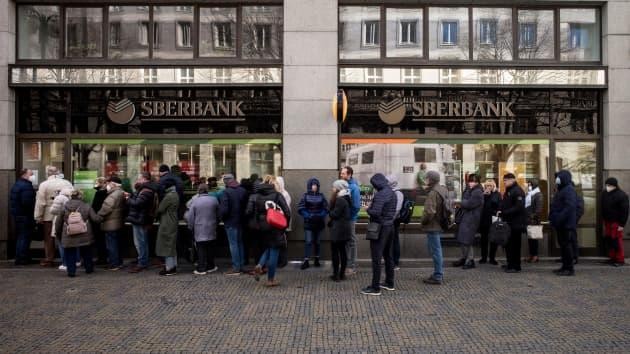 Khách hàng tập trung bên ngoài một chi nhánh của Sberbank (một ngân hàng thuộc sở hữu nhà nước Nga) tại thủ đô Prague, Cộng hòa Czech vào ngày 25/2/2022 để rút tiền tiết kiệm và đóng tài khoản, trước khi Sberbank đóng cửa tất cả các chi nhánh tại Czech. Ảnh: AFP