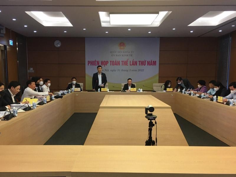 Chủ nhiệm Uỷ ban Kinh tế Vũ Hồng Thanh phát biểu khai mạc phiên họp .