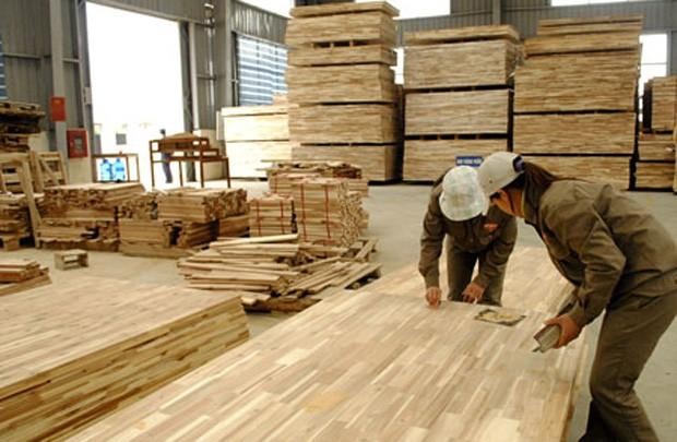 Mỹ gia hạn thời gian ban hành kết luận trong vụ việc điều tra phòng vệ thương mại với gỗ dán cứng từ Việt Nam.