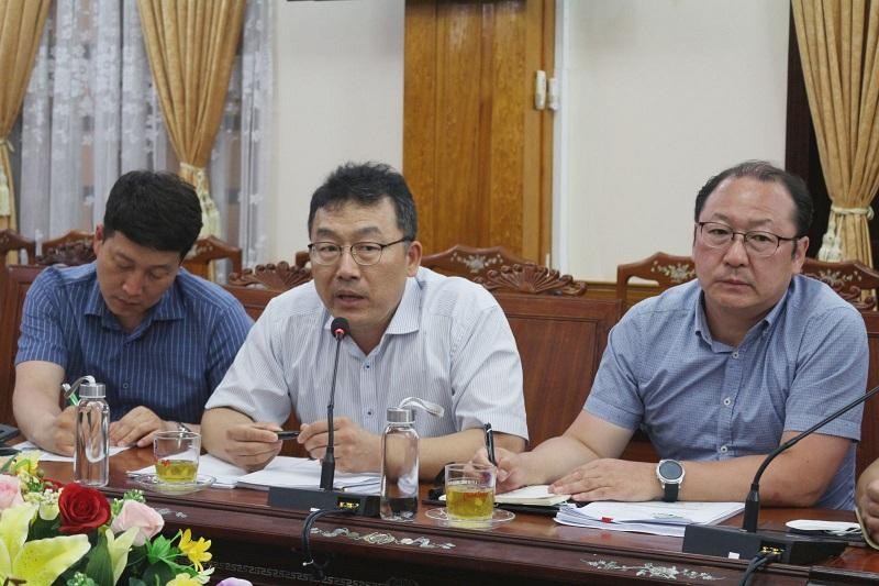 Đại diện Công ty Samwhan (ở giữa) thông tin về dự án. Nguồn: binhdinh.gov.vn