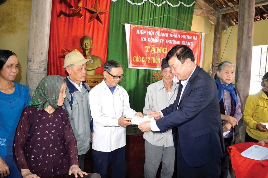 Doanh nhân Hoàng Ngọc Thảo trao quà cho người có hoàn cảnh khó khăn ở xã Minh Hòa (huyện Hưng Hà, Thái Bình)
