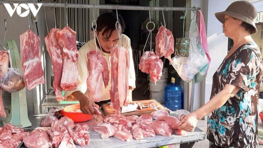 Giá thịt lợn tại chợ vẫn neo cao.