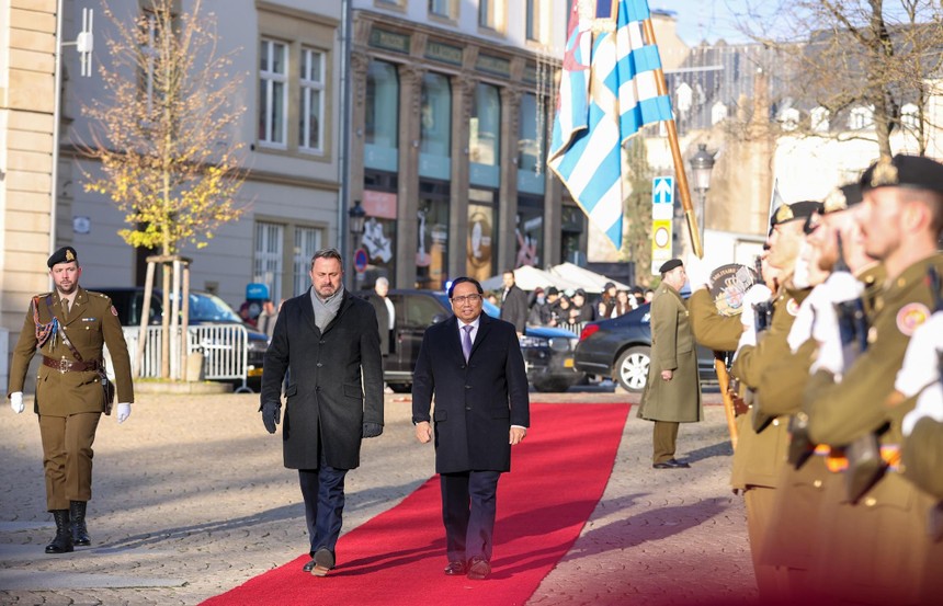Thủ tướng Xavier Bettel chủ trì lễ đón chính thức Thủ tướng Phạm Minh Chính thăm Đại Công quốc Luxembourg. (Ảnh: VGP/Nhật Bắc) 