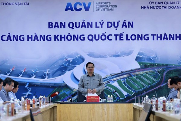 Thủ tướng Phạm Minh Chính phát biểu chỉ đạo các công việc cần làm trong thời gian tới để thúc đẩy tiến độ dự án - Ảnh: VGP/Nhật Bắc 