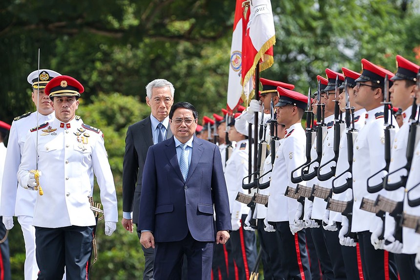 Thủ tướng Singapore Lý Hiển Long và Phu nhân chủ trì lễ đón Thủ tướng Phạm Minh Chính và Phu nhân, cùng đoàn đại biểu cấp cao Việt Nam thăm chính thức Singapore. (Ảnh: Nhật Bắc)