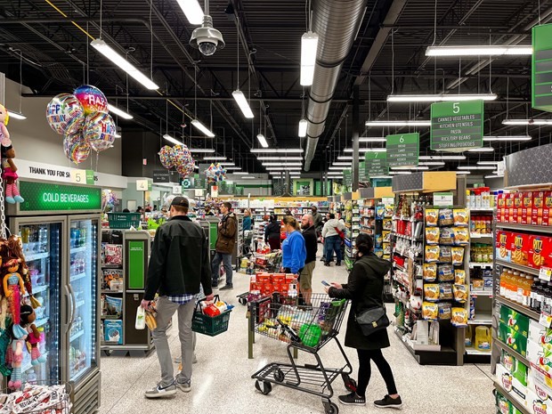 Khách hàng mua sắm tại một siêu thị ở Nashville, Tennessee, Mỹ. (Ảnh: AFP/TTXVN)