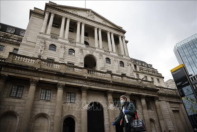 Quang cảnh bên ngoài Ngân hàng trung ương Anh (BoE) tại London. Ảnh: AFP/TTXVN