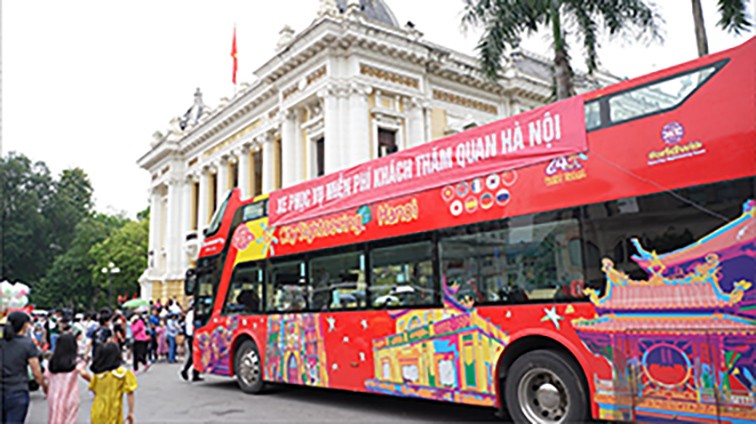 Sở Du lịch Hà Nội và Sở Giao thông Vận tải Hà Nội đã tổ chức vận chuyển miễn phí cho du khách tham quan Hà Nội bằng xe buýt 2 tầng theo hành trình City tour trong thời gian từ 29/4 - 3/5/2023.
