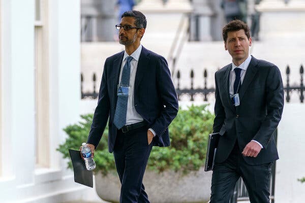 Ông Sundar Pichai, CEO của Google (trái) và ông Sam Altman, CEO của OpenAI. Ảnh: The NewYork Times 