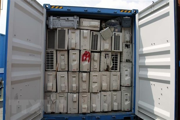 Lô hàng máy lạnh đã qua sử dụng nhập lậu bị phát hiện tại cảng Cát Lái, Thành phố Hồ Chí Minh. (Ảnh: Hoàng Hải/TTXVN)