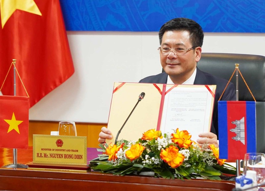 Bộ trưởng Nguyễn Hồng Diên ký thỏa thuận thúc đẩy thương mại song phương Việt Nam - Campuchia