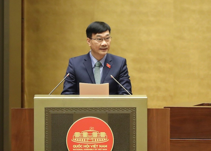 Chủ nhiệm Ủy ban Kinh tế Vũ Hồng Thanh trình bày báo cáo thẩm tra. 