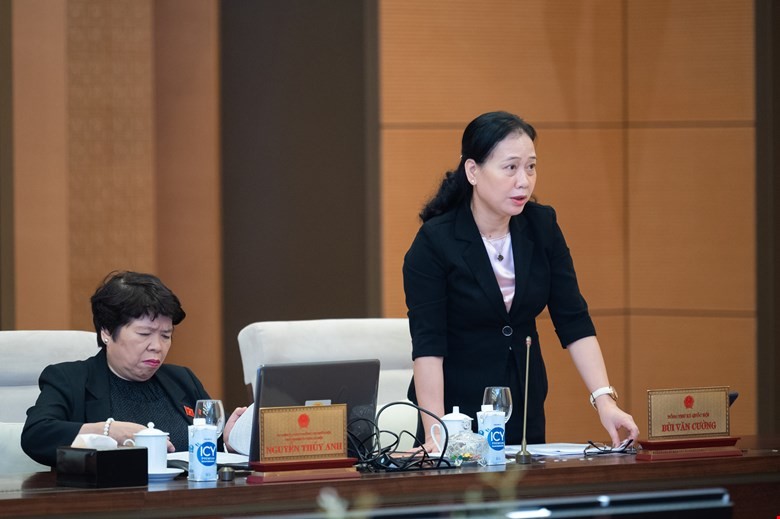 Phó chủ nhiệm Văn phòng Quốc hội Nguyễn Thị Thúy Ngần trình bày báo cáo thẩm tra. 