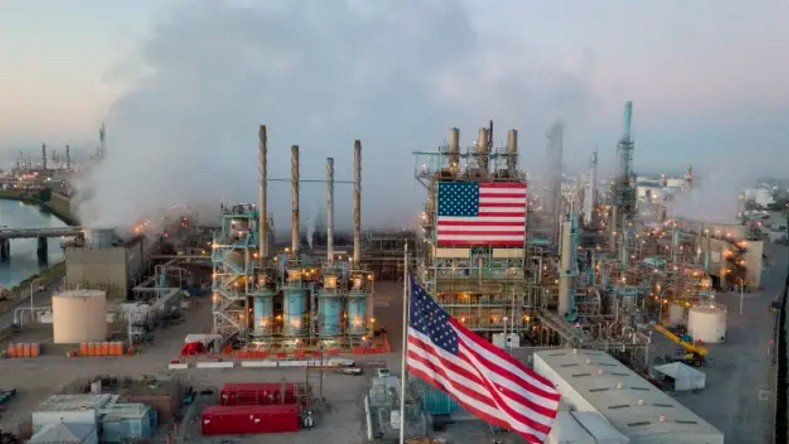 Nhà máy lọc dầu Los Angeles của tập đoàn xăng dầu Marathon ở bang California, Mỹ. Ảnh: AFP 