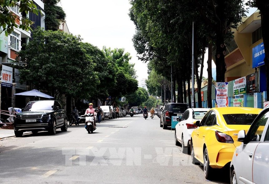 Ô tô đậu dưới lòng đường tại đường Hoa Phượng, phường 2, quận Phú Nhuận. Ảnh: Hồng Đạt - TTXVN