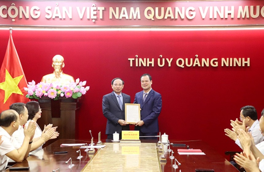 Ông Nguyễn Xuân Ký, Ủy viên Trung ương Đảng, Bí thư Tỉnh ủy, Chủ tịch HĐND tỉnh Quảng Ninh, trao quyết định bổ nhiệm ông Điệp Văn Chiến giữ chức vụ Trưởng Ban Nội chính Tỉnh ủy. Nguồn: Báo Quảng Ninh.