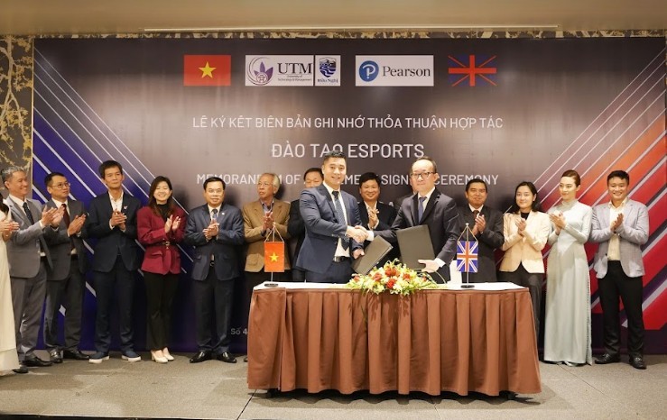 Lễ ký kết bản ghi nhớ thỏa thuận hợp tác về đào tạo eSports tại Việt Nam giữa UTM và Pearson UK.