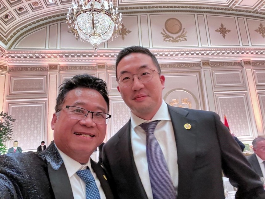 Chủ tịch KBC chụp ảnh lưu niệm cùng Chủ tịch LG Koo Kwang Mo.
