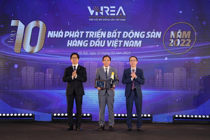 Đại diện Tập đoàn Geleximco nhận phần thưởng Top 10 nhà phát triển bất động sản hàng đầu Việt Nam 2022.