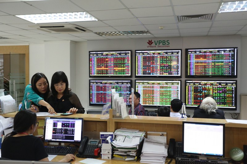 Thị trường chứng khoán Việt Nam đang đắt hay rẻ?