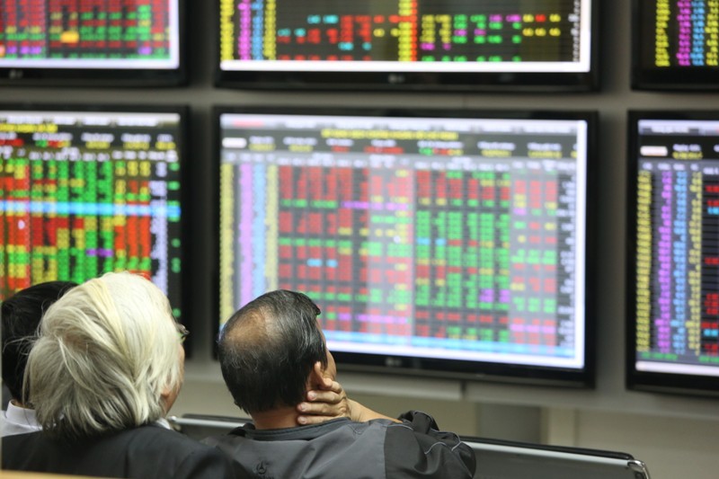 Phiên chiều 9/1: Cổ phiếu ngân hàng giúp VN-Index giữ vững đà tăng
