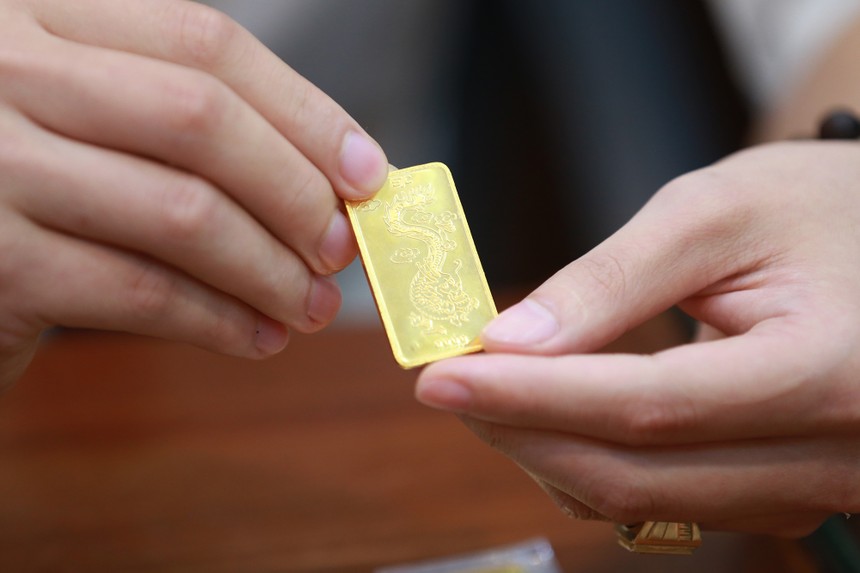 Giá vàng hôm nay ngày 18/2: Giá vàng trong nước cao hơn giá vàng thế giới tới 7 triệu đồng/lượng
