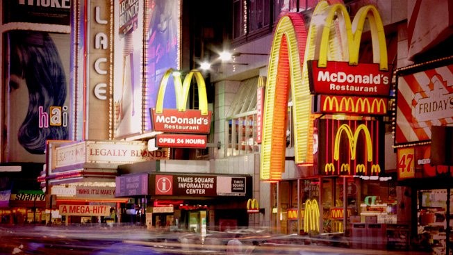 McDonald’s khai trương nhà hàng đầu tiên vào ngày 8/2