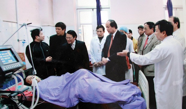 Lãnh đạo tỉnh Hà Nam thăm bệnh nhân nặng tại Bệnh viện Đa khoa tỉnh