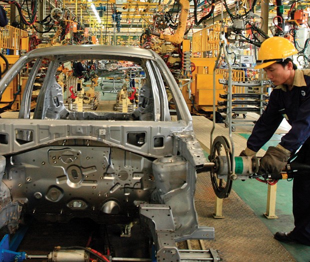 Doanh nghiệp ô tô trong nước đang đề nghị xem xét giảm thuế linh kiện nhập khẩu xuống 0% vào năm 2015
