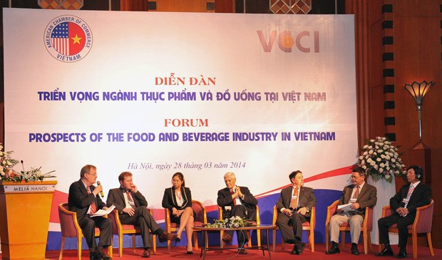 Các diễn giả trao đổi tại Diễn đàn Triển vọng ngành thực phầm và đồ uống tại Việt Nam 