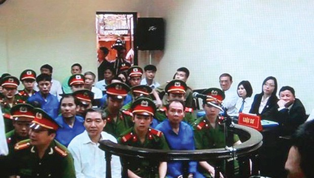 Dương Chí Dũng (áo trắng) và các bị cáo tại phiên tòa phúc thẩm