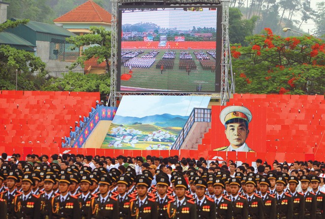 Hình ảnh Đại tướng Võ Nguyên Giáp xuất hiện nổi bật tại Lễ kỷ niệm 60 năm Chiến thắng Điện Biên Phủ
