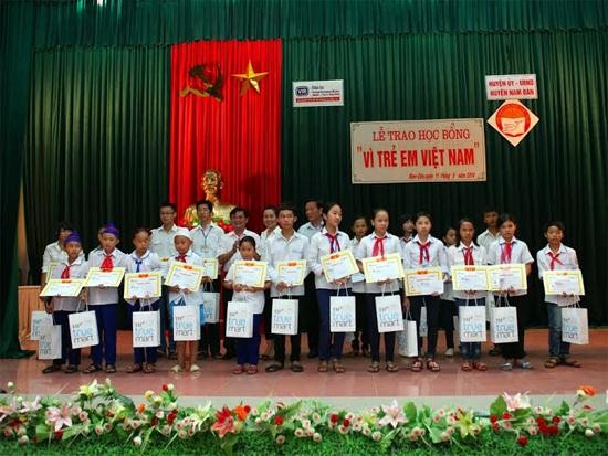 Hơn 7 năm qua, Giải Golf vì trẻ em Việt Nam do Báo Đầu tư tổ chức đã trao tặng hơn 10.000 suất học bổng cho các em học sinh trên cả nước