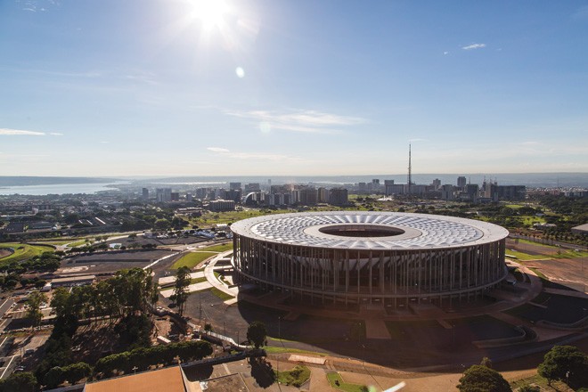 Mái vòm treo hình tròn của sân vận động mới Estádio Nacional thể hiện cột mốc kiến trúc của thủ đô Brasilia
