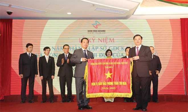 Bộ trưởng Đinh Tiến Dũng trao cờ thi đua của Chính phủ cho HNX