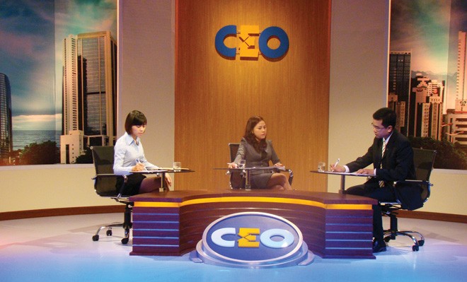 Bà Bạch Thị Lệ Thoa (giữa) tranh luận với đại diện người lao động trong chương trình 