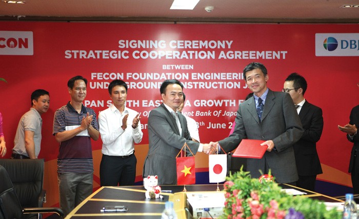 Chủ tịch HĐQT FECON Phạm Việt Khoa và ông Kiyoto Koyama, đại diện Quỹ Phát triển Đông Nam Á Nhật Bản (DBJ) ký thỏa thuận hợp tác chiến lược giữa hai đơn vị

