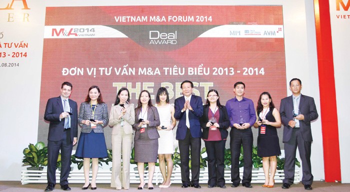 TS. Nguyễn Anh Tuấn, Tổng Biên tập Báo Đầu tư chúc mừng các đơn vị tư vấn M&A tiêu biểu 2013-2014