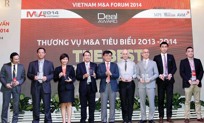 Ông Nguyễn Văn Phúc, Phó chủ nhiệm Ủy ban Kinh tế của Quốc hội trao kỷ niệm chương cho các DN được bình chọn có thương vụ M&A tiêu biểu 2014