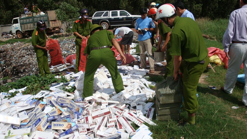 Lực lượng an ninh kinh tế Công an An Giang bắt tại chỗ một số đối tượng buôn lậu thuốc lá