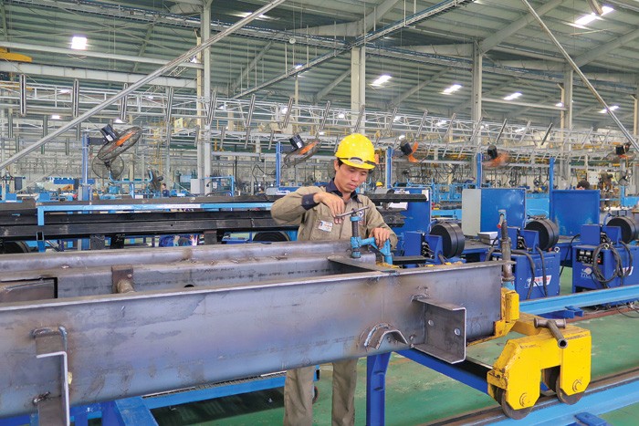 Công ty ô tô Trường Hải đã đầu tư máy dập định hình thép tấm dày hơn 5 mm, dài 12m để làm gầm xe, thùng xe ngay trong nước